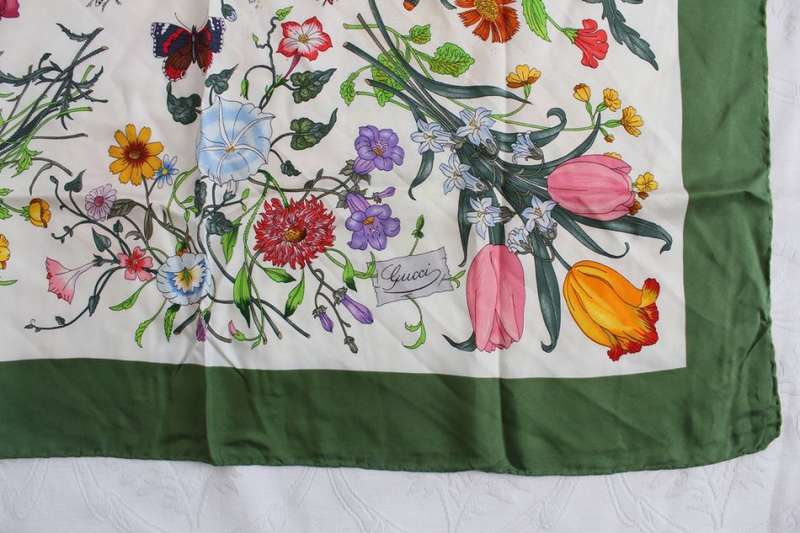 *GUCCI* V. ACCORNERO DESIGNER VINTAGE 100% SILK FLORAL GREEN SCARF