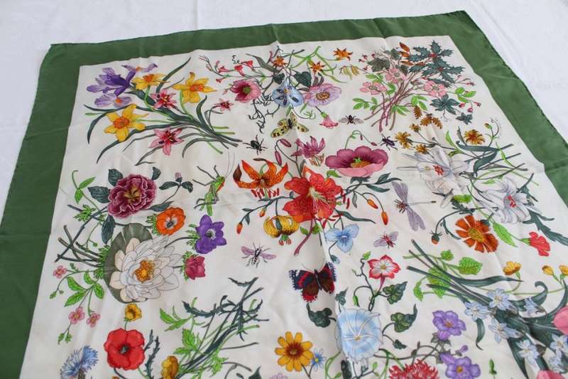 *GUCCI* V. ACCORNERO DESIGNER VINTAGE 100% SILK FLORAL GREEN SCARF