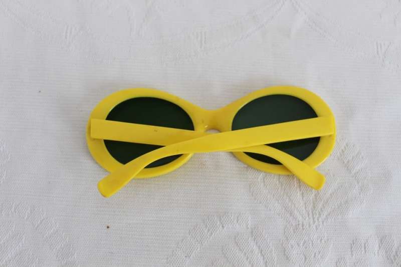 VINTAGE YELLOW GREEN OVAL SUNGLASSES