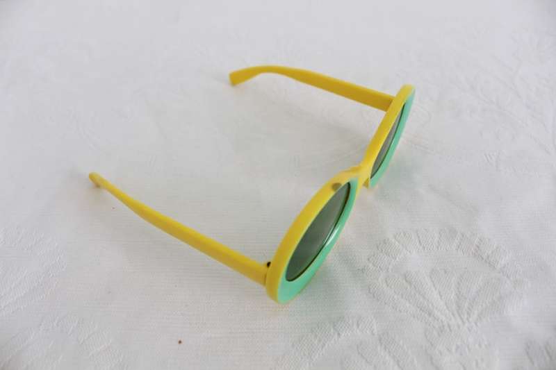 VINTAGE YELLOW GREEN OVAL SUNGLASSES