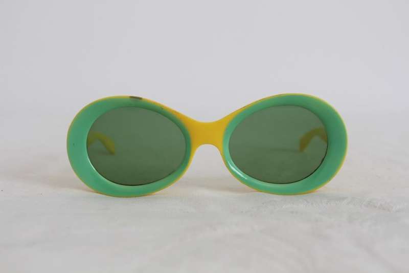 VINTAGE YELLOW GREEN OVAL SUNGLASSES