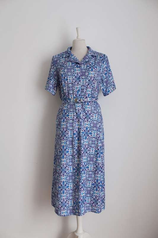 VINTAGE BLUE WHITE TILE PRINT BELTED DAY DRESS - SIZE 18