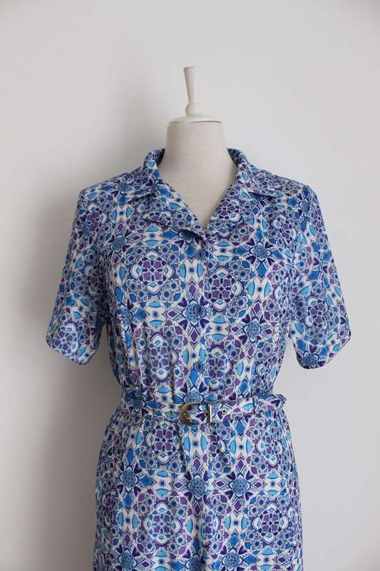 VINTAGE BLUE WHITE TILE PRINT BELTED DAY DRESS - SIZE 18