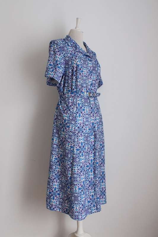 VINTAGE BLUE WHITE TILE PRINT BELTED DAY DRESS - SIZE 18