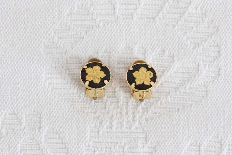 VINTAGE NIELLO INLAY GOLD TONE SMALL CLIP-ON EARRINGS