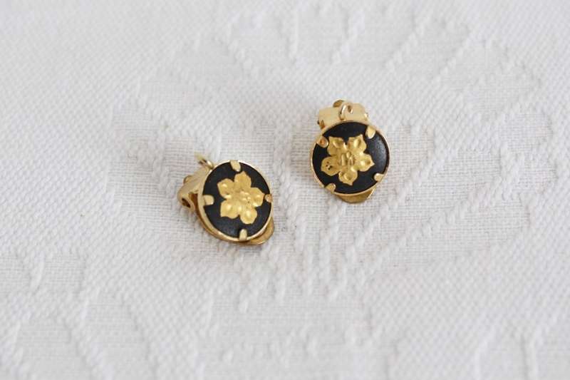 VINTAGE NIELLO INLAY GOLD TONE SMALL CLIP-ON EARRINGS