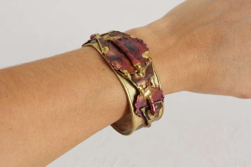 VINTAGE BRASS RED SCULPTURAL HAND MADE CUFF BANGLE BRACELET