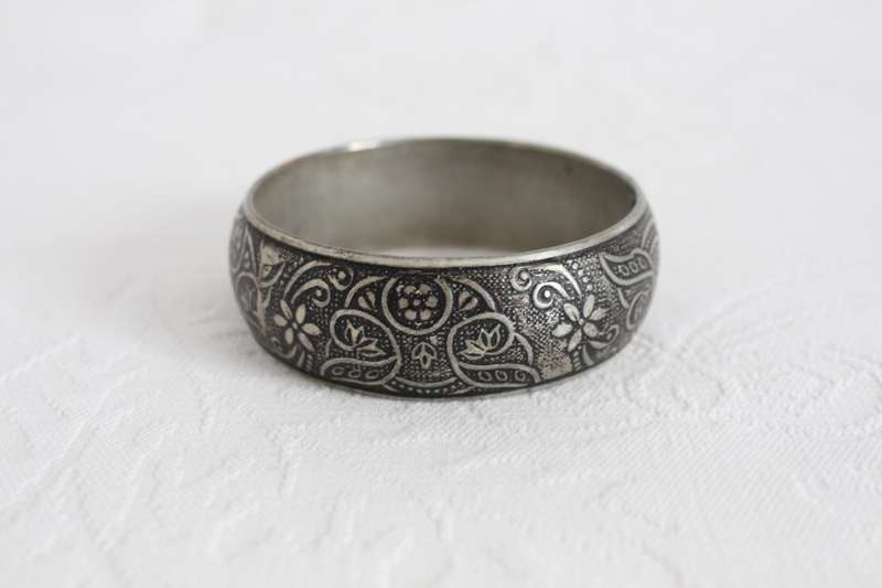 VINTAGE FLOWER EMBOSSED SILVER TONE BANGLE