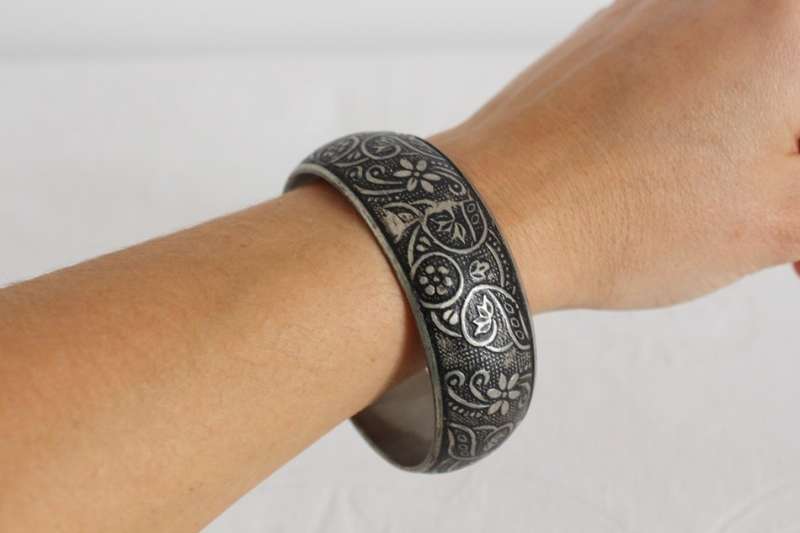 VINTAGE FLOWER EMBOSSED SILVER TONE BANGLE