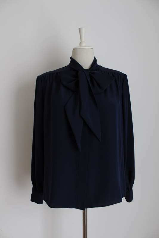 *CHRIS LEVIN* DESIGNER VINTAGE 100% SILK NAVY PUSSYBOW SHIRT - SIZE 16