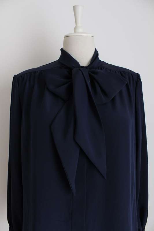 *CHRIS LEVIN* DESIGNER VINTAGE 100% SILK NAVY PUSSYBOW SHIRT - SIZE 16