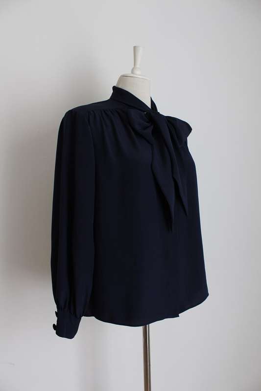 *CHRIS LEVIN* DESIGNER VINTAGE 100% SILK NAVY PUSSYBOW SHIRT - SIZE 16