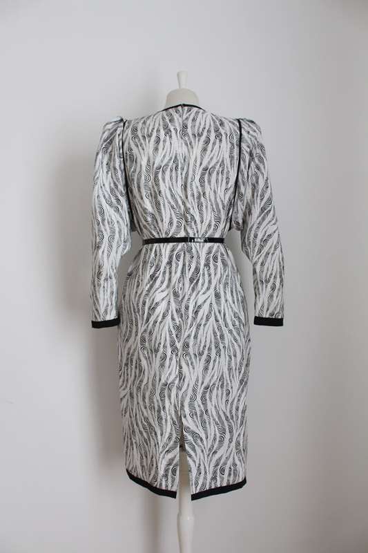 VINTAGE BLACK WHITE PRINTED LONG SLEEVE DRESS - SIZE 12