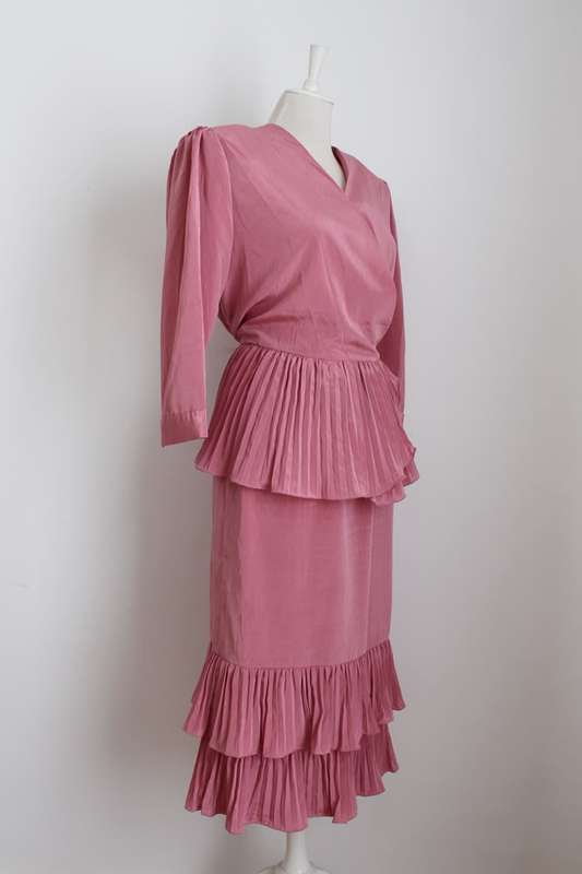 VINTAGE TWO PIECE PINK RUFFLE TOP SKIRT SET - SIZE 12