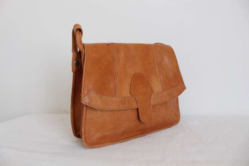 VINTAGE GENUINE LEATHER TAN MESSENGER SLING BAG HANDBAG