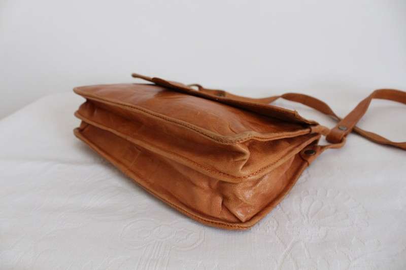 VINTAGE GENUINE LEATHER TAN MESSENGER SLING BAG HANDBAG