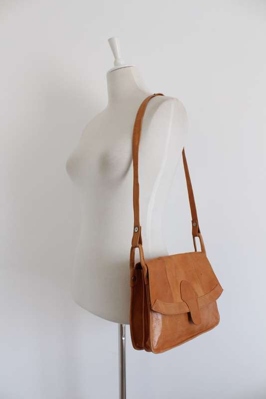 VINTAGE GENUINE LEATHER TAN MESSENGER SLING BAG HANDBAG