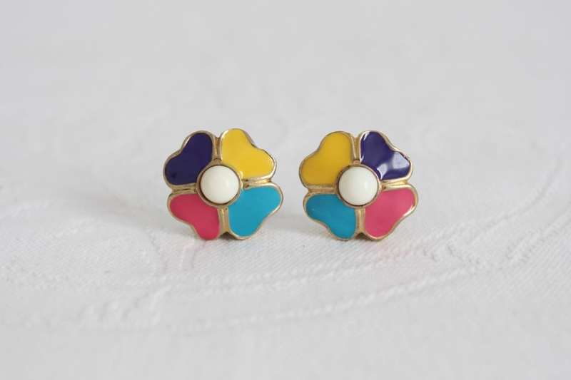 VINTAGE ENAMEL GOLD TONE FLOWER CLIP-ON EARRINGS