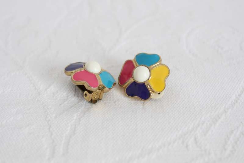 VINTAGE ENAMEL GOLD TONE FLOWER CLIP-ON EARRINGS