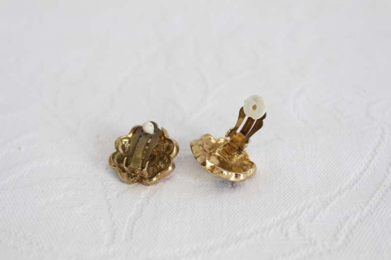 VINTAGE ENAMEL GOLD TONE FLOWER CLIP-ON EARRINGS