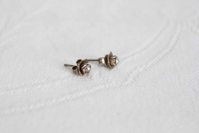 STERLING SILVER VINTAGE SMALL FLOWER STUD EARRINGS