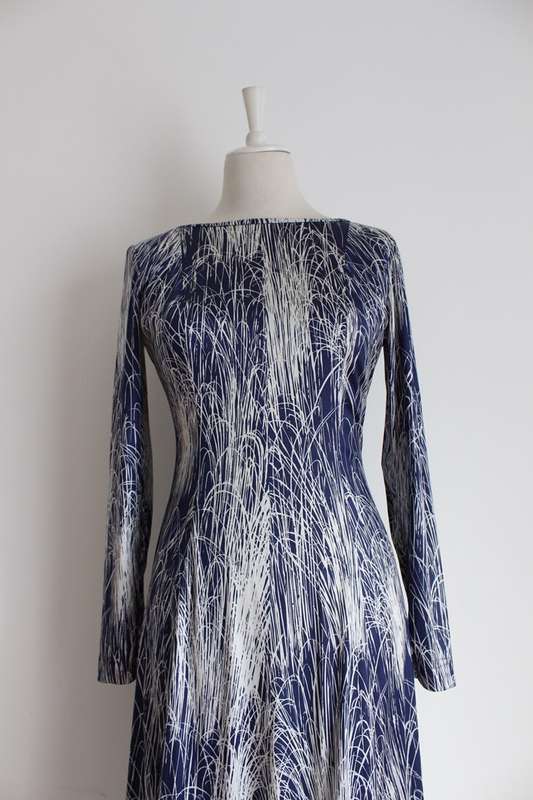 VINTAGE OPEN BACK BLUE WHITE PRINTED LONG SLEEVE MAXI DRESS - SIZE 10