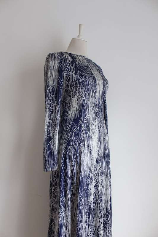 VINTAGE OPEN BACK BLUE WHITE PRINTED LONG SLEEVE MAXI DRESS - SIZE 10