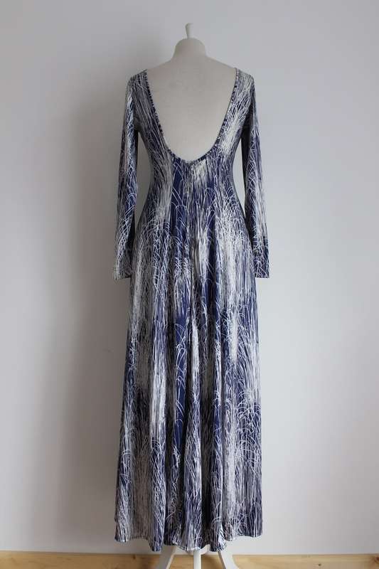 VINTAGE OPEN BACK BLUE WHITE PRINTED LONG SLEEVE MAXI DRESS - SIZE 10