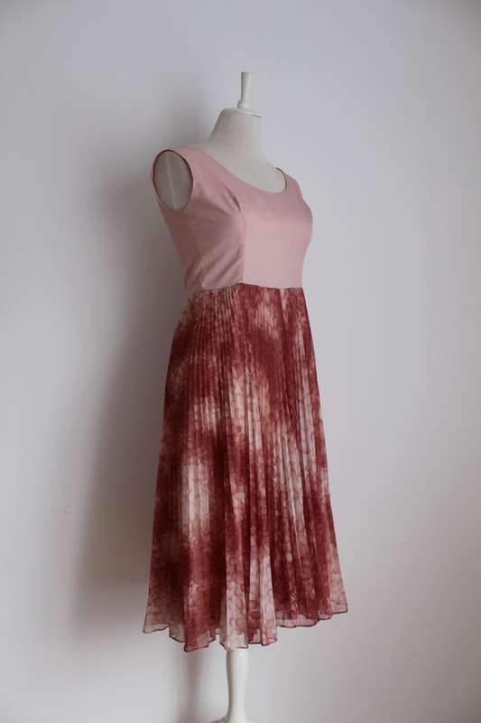 VINTAGE PLEATED PINK PRINTED SLEEVELESS COCKTAIL DRESS - SIZE 10