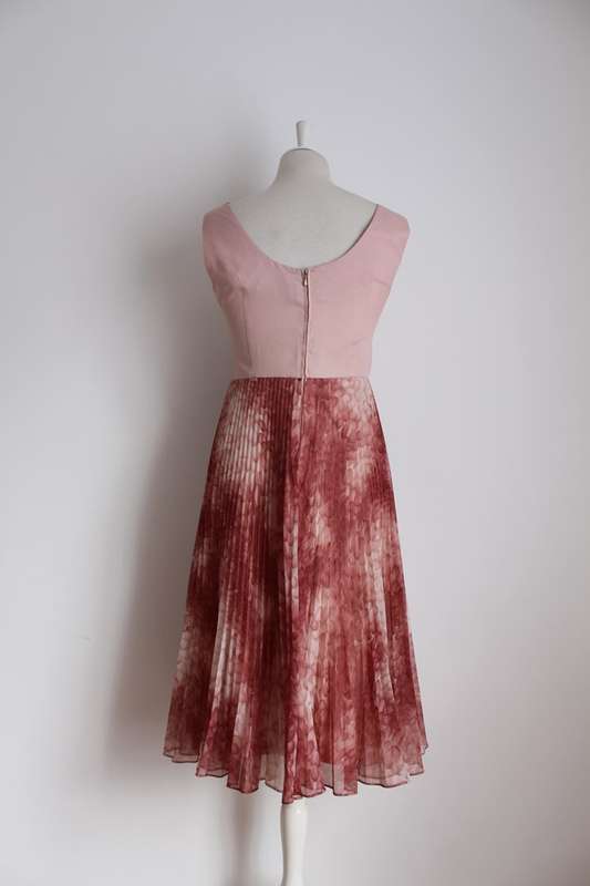 VINTAGE PLEATED PINK PRINTED SLEEVELESS COCKTAIL DRESS - SIZE 10