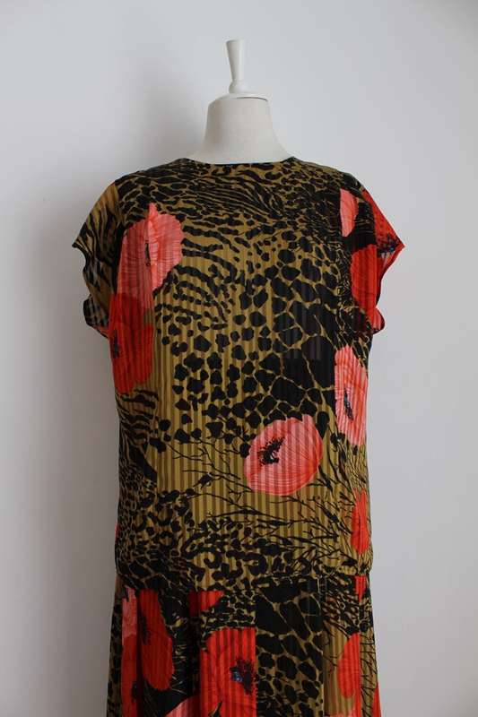 VINTAGE TWO PIECE ANIMAL FLORAL PRINT TOP PLEATED SKIRT - SIZE 12