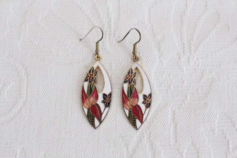 VINTAGE CLOISONNE ENAMEL WHITE FLOWER DROP EARRINGS