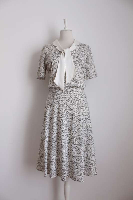 VINTAGE PRINTED WHITE TIE NECK DAY DRESS - SIZE 12