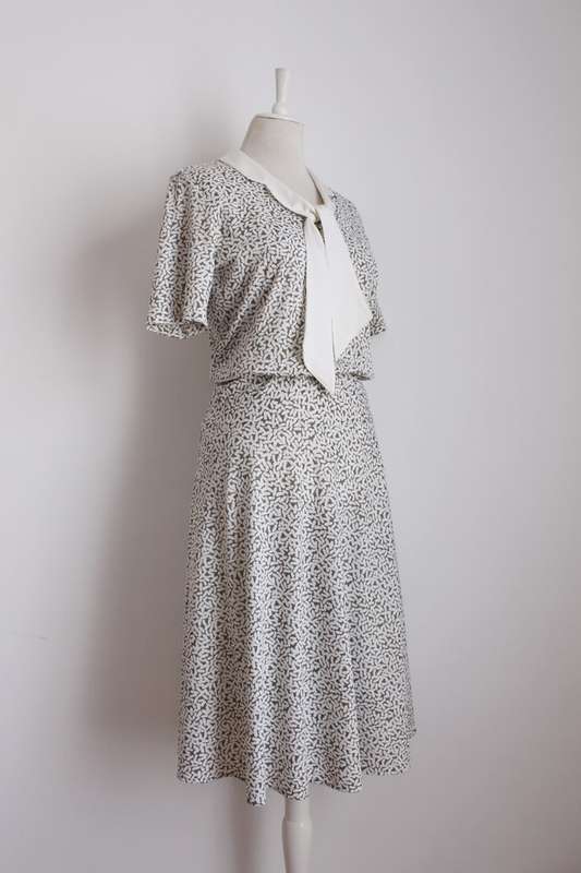 VINTAGE PRINTED WHITE TIE NECK DAY DRESS - SIZE 12