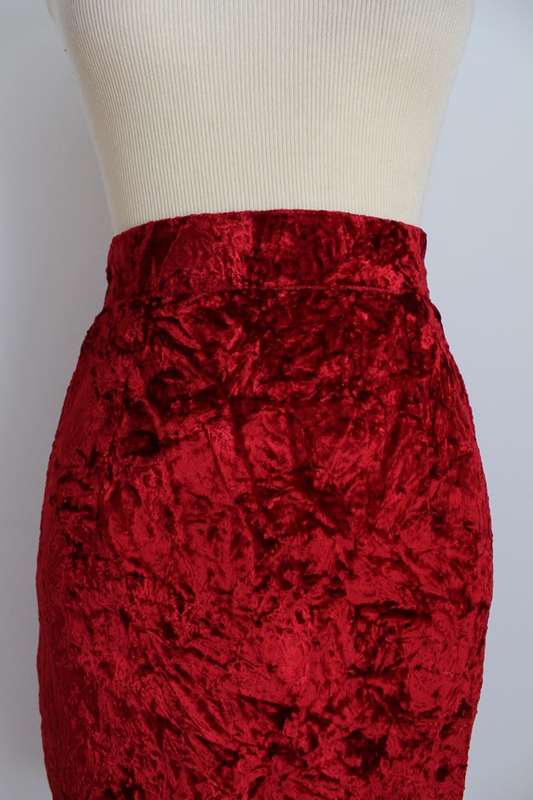 VINTAGE CRUSHED VELVET RED FITTED SKIRT - SIZE 6