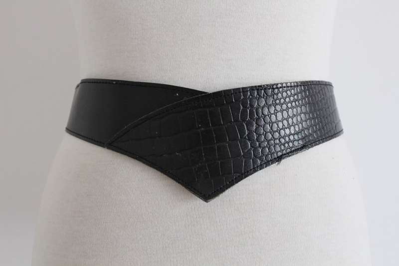 VINTAGE GENUINE LEATHER BLACK CROC PRINT WAIST BELT