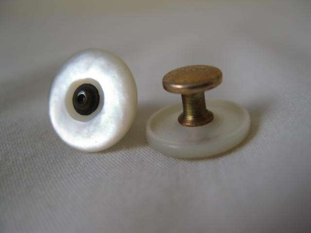 VINTAGE MOTHER OF PEARL/ PERLEMOEN CUFF LINKS IN FREE ESCA WOODEN BOX