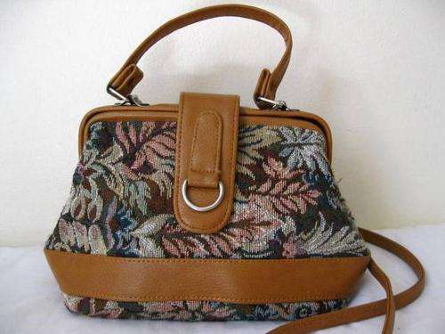 VINTAGE BELLA ROMA SMALL FLORAL TAPESTRY CARPET BAG WITH LEATHER-LIKE STRAPS