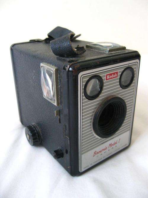 VINTAGE/ANTIQUE KODAK BROWNIE MODEL 1 CAMERA - MADE IN ENGLAND BY KODAK LTD LONDON