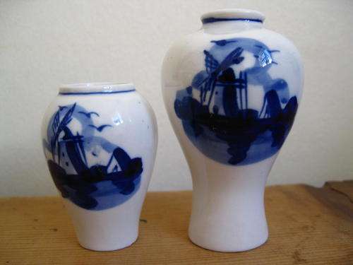 VINTAGE HANDPAINTED DELFT BLUE PORCELAIN MINI VASES PAIR - HIGHLY COLLECTABLE