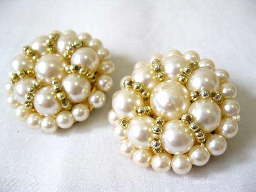 VINTAGE FAUX PEARL GOLD CLUSTER BEADED CLIP-ON COSTUME EARRINGS