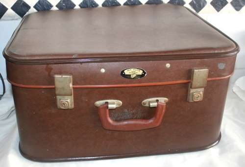 A FANTASTIC VINTAGE SQAURE BROWN SUITCASE,  SKY FLITE LUGGAGE BY DATNOWS WITH BEAUTIFUL CHECK COLORS