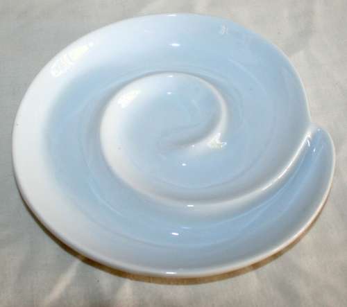 AN EXQUISITE CRISP WHITE PORCELAIN SERVING TRAY LOOKS BRAND NEW