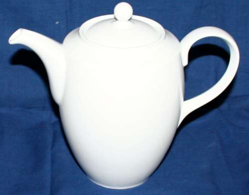 A SUPERB CRISP WHITE ROAYAL PORCELAIN TEA POT MADE IN THAILAND