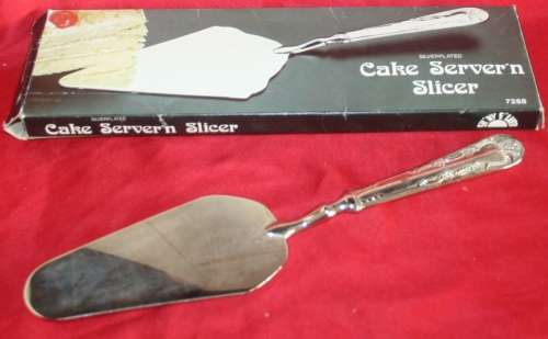 A MAGNIFICENT SILVER PLATED CAKE LIFTER WITH BEAUTIFUL DETAIL WITH THE ORIGINAL BOX