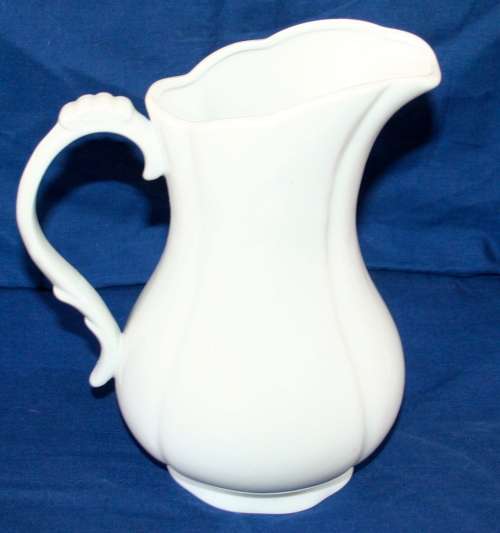 A EXQUISITE LARGE CRISP WHITE PORCELAIN/CERAMIC WHITE JUG STYLISH