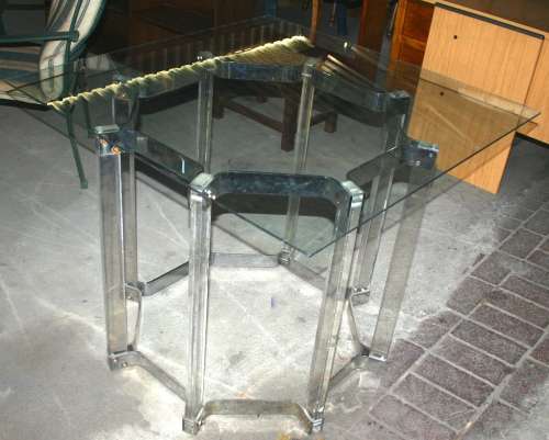 A GORGEOUS RETRO 4 SEATER TABLE WITH A SQUARE GLASS TOP PERSPEX AND STAINLESS STEEL BOTTOM