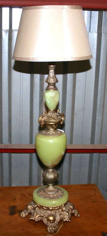WOW A EXQUISITE  VINTAGE BRASS & ONEX TABLE LAMP WITH GORGEOUS ORNATE DETAILING