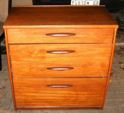 A AMAZING 4 DRAWER CHEST OF DRAWERS WITH A BIG DRAWER AT THE BOTTOM - ON WHEELS STUNNING