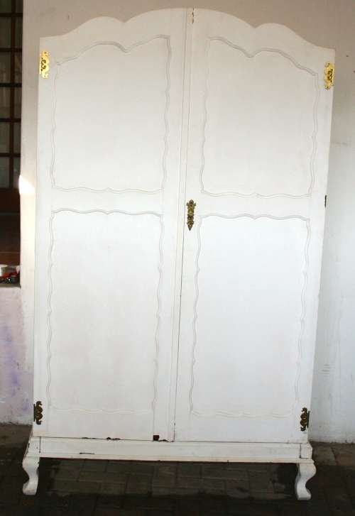 A EXQUISITE IMBUIA CUPBOARD FINISHED IN A SHABBY CHIC WHITE GORGEOUS CUPBOARD